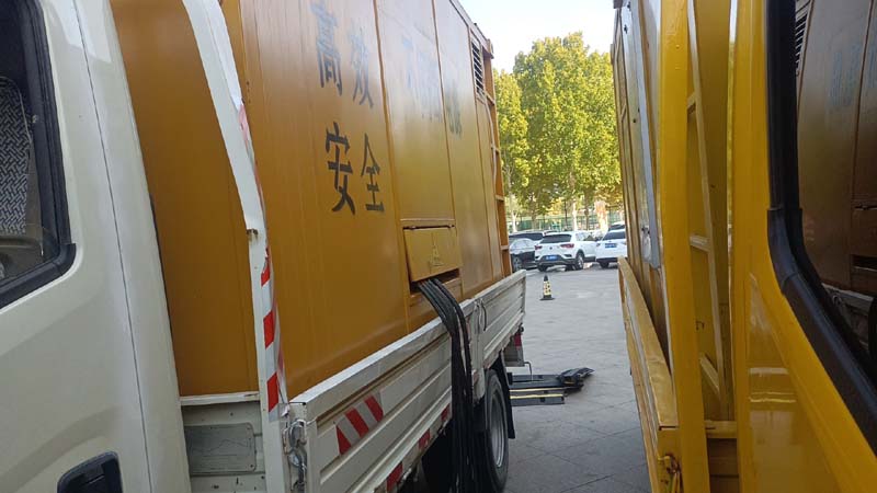 镜铁区如何判断柴油发电机组和UPS电源的切换时间是否符合要求？
