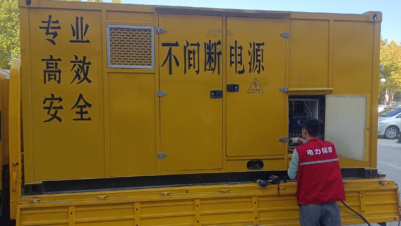 镜铁区柴油发电机组和UPS电源配合使用时，如何避免切换过程中的电力中断？